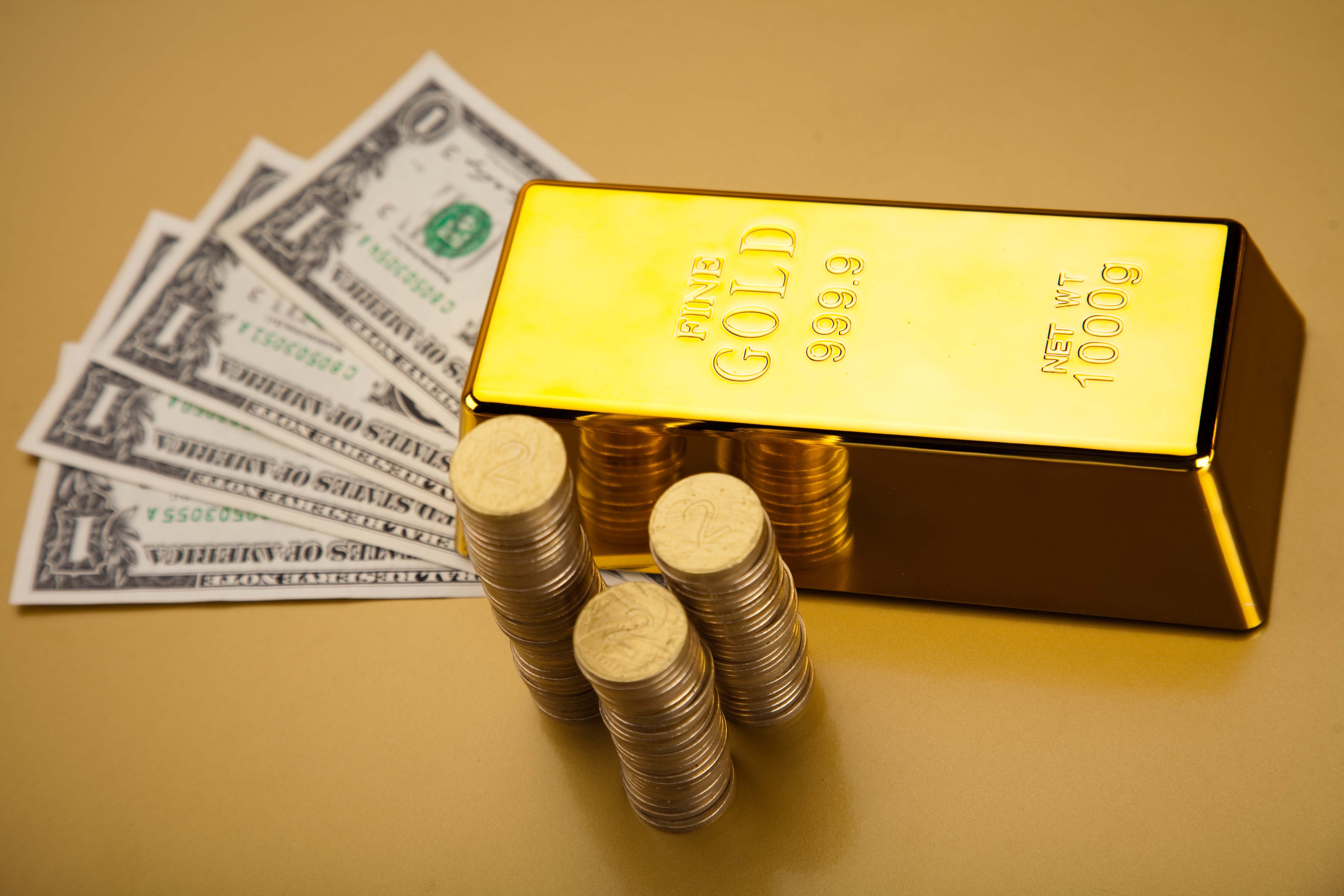 摄图网_328728842_黄金和金钱 环境金融概念金库储蓄宝藏财富学家推介会贸易姿势市场金字塔(非企业商用).jpg