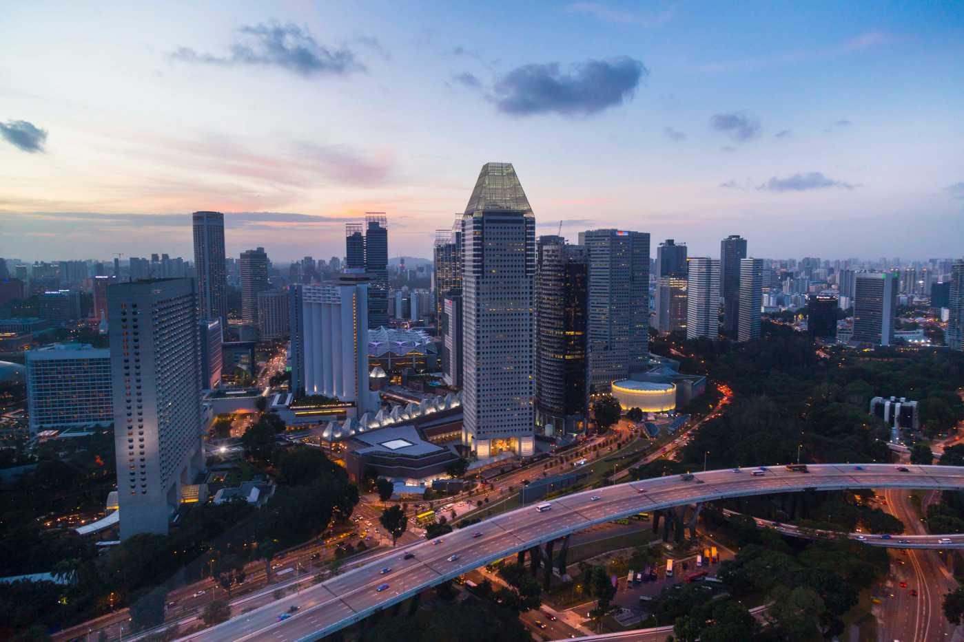 摄图网_501880468_新加坡东南亚黄昏高城市风景速公路和摩天大楼(非企业商用).jpg