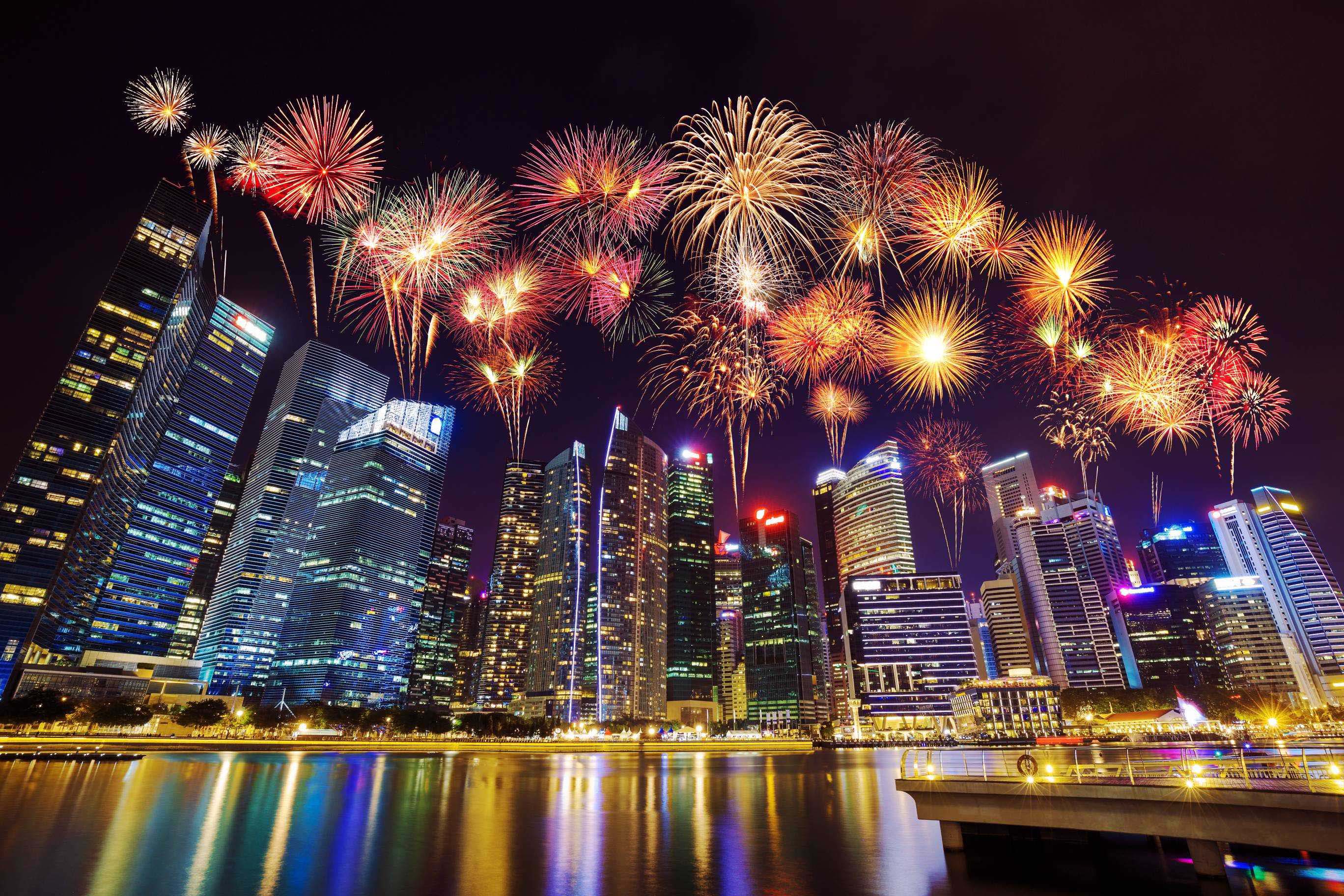 摄图网_306868468_新加坡市中央商业区大楼的美丽烟花（非企业商用）.jpg