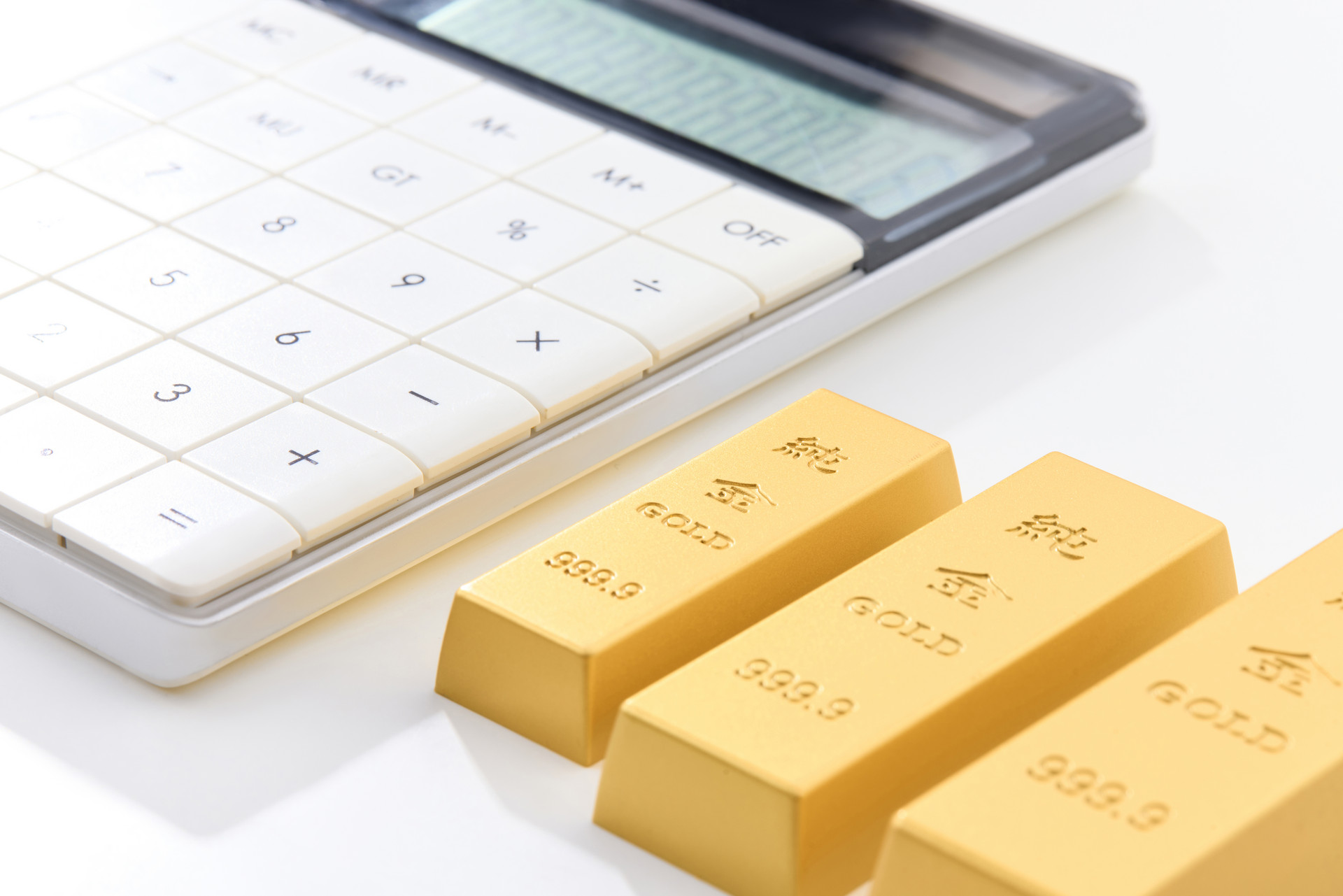 摄图网_701123927_计算器旁摆放着三根纯金9999金条(非企业商用).jpg