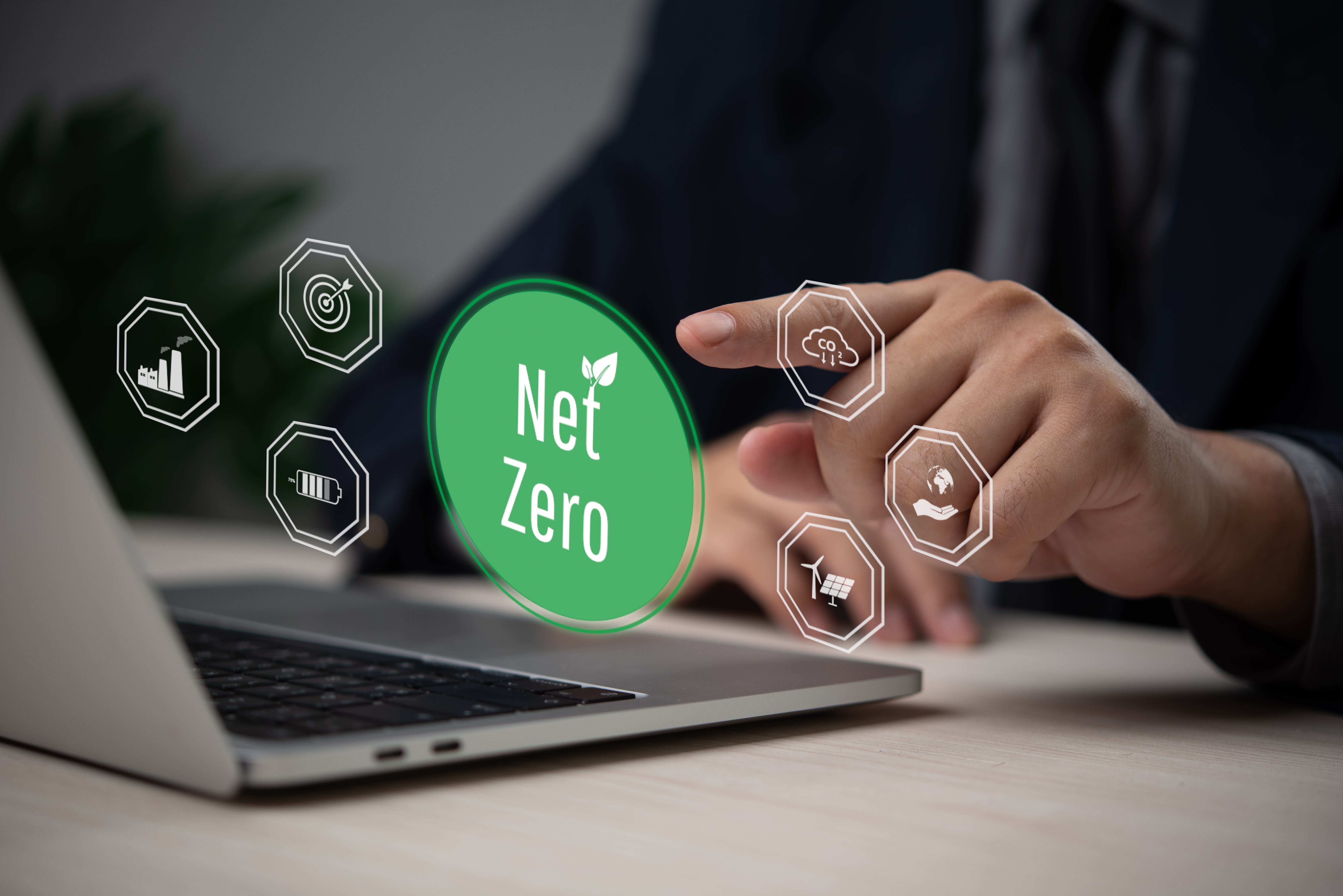 摄图网_371272701_商人指向笔记本电脑上的净零符号(非企业商用).jpg